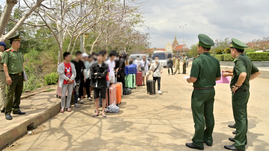 Vietnam receives 40 citizens repatriated from Cambodia